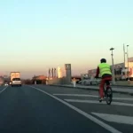 Ciclista circulando sobre un cebreado