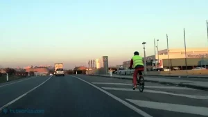 Ciclista circulando sobre un cebreado