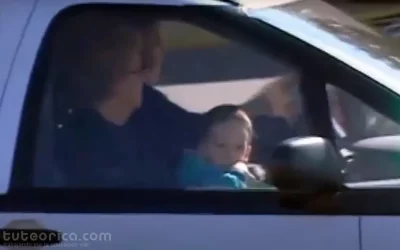 Niño en brazos de acompañante en vehículo, minivideo o short