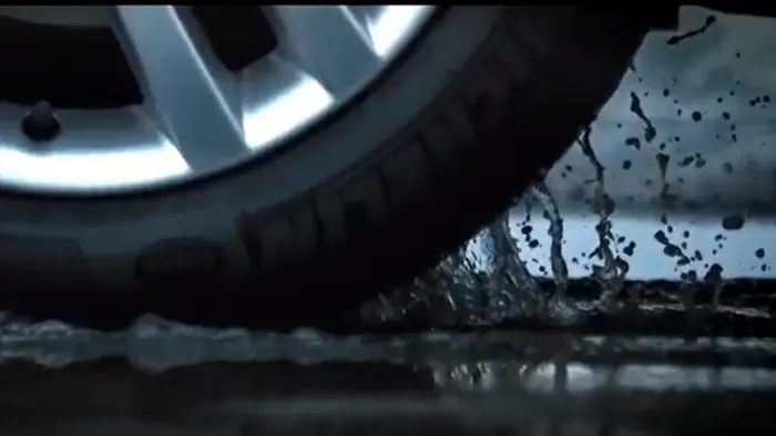 Neumático sobre agua