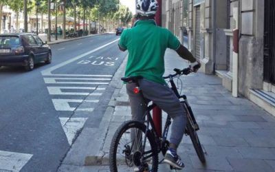 Ciclista con móvil en acera, imagen