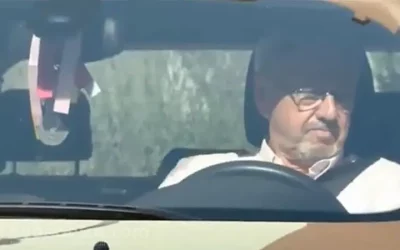 Persona mayor como conductor 👴, imagen