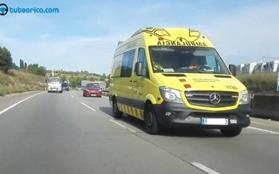 Ambulancia en servicio urgente por vía urbana, minivideo