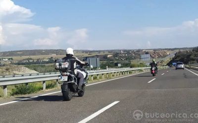 Motocicleta adelantando en autovía 🛣