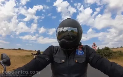 Giro a la derecha de motocicleta con carril-bus, minivideo