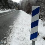 Baliza plana en carretera nevada