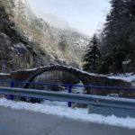 Bionda y puente en carretera nevada