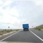 Camion en carril de aceleracion de atovia