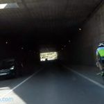 Ciclista en tunel