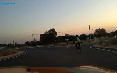 Ciclista sin luces en carretera al atardecer, minivideo
