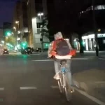 Ciclista urbano de noche sin luces