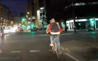 Ciclista urbano sin luces, minivideo