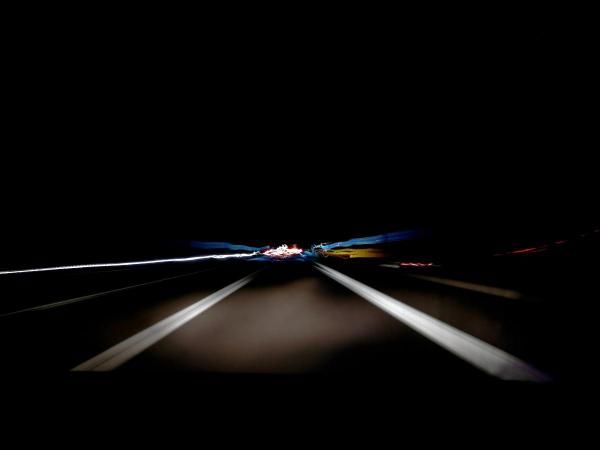 Carretera de noche distorsionada