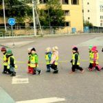 Fila escolar cruzando la calle
