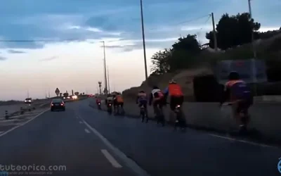 Ciclistas en grupo con luces, minivideo