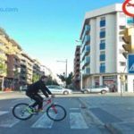 Ciclista cruzando paso de peatones