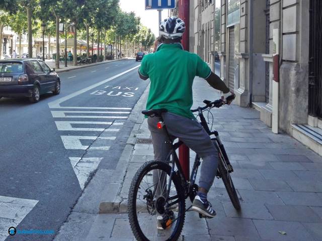 Ciclista utilizando el móvil