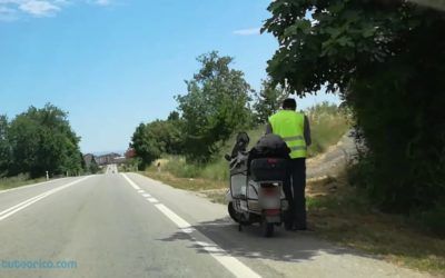 Inmovilización de motocicleta en arcén de carretera convencional, minivideo