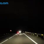 Motorista de noche por carretera