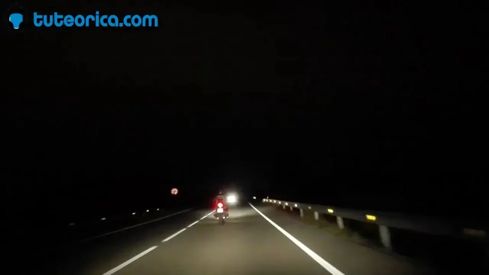 Moto-noche-carretera-tuteorica