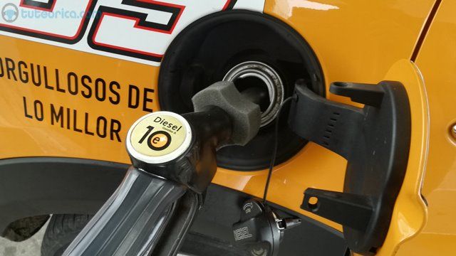 Repostando combustible en un vehículo diesel