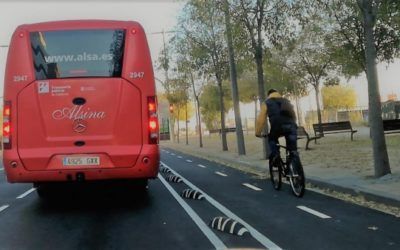 Adelantamiento de autobús a ciclista