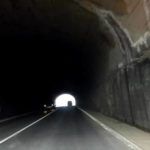 Túnel insuficientemente iluminado