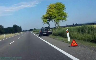 Triángulos de preseñalización de peligro cerca del vehículo, minivideo