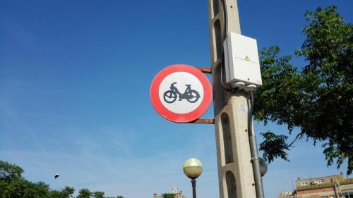 R105 entrada prohibida a ciclomotores