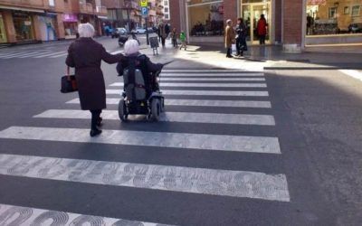 Silla de ruedas por paso de peatones