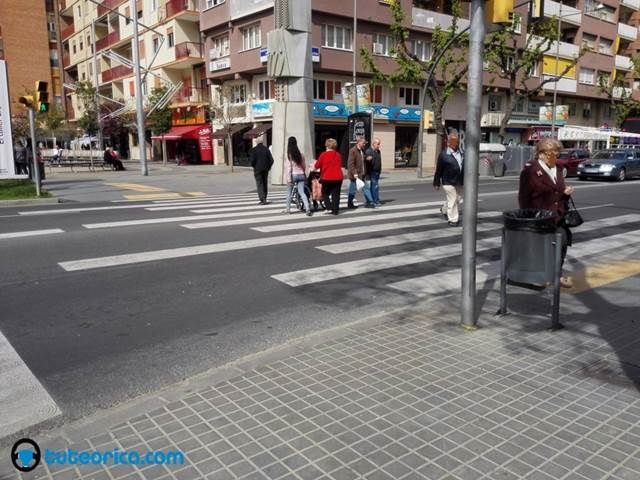 Paso de peatones con personas mayores