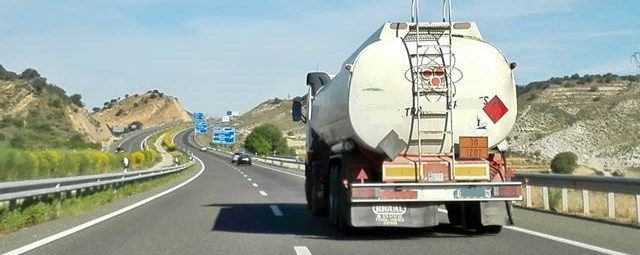 Camión cisterna circulando por autopista