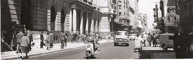 Fotografía antigua sobre el tráfico en una ciudad