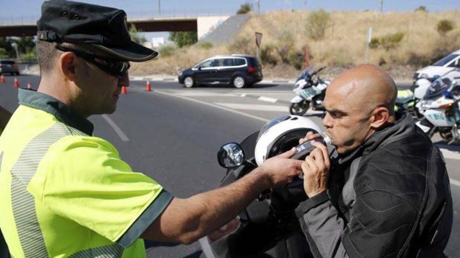 Prueba de alcoholemia relizada por agentes de trafico a motorista