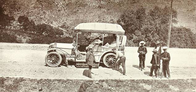 Coche policia atendiendo a un vehículo averiado en 1908