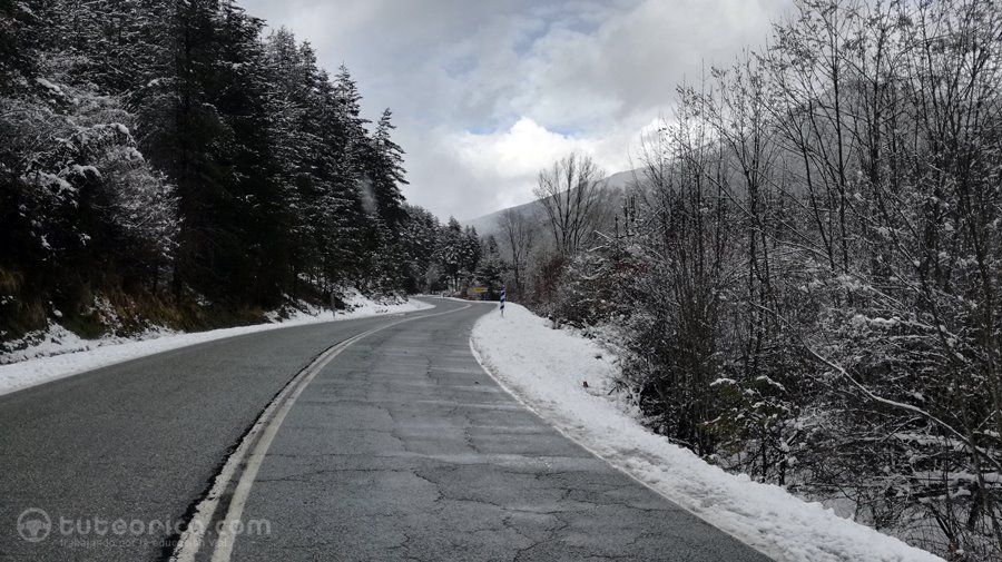 Doble línea continua en carretera nevada de montaña. La vía y su entorno como causa de siniestros viales