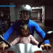 Menor entre el conductor y manillar de motocicleta