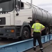 Control de policia de trafico a camiones