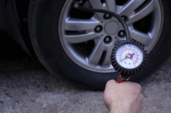 Revisar la presión de los neumáticos