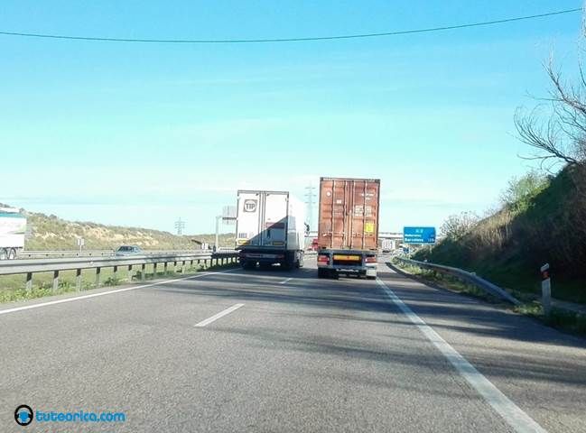 Adelantamiento entre dos camiones tuteorica.com