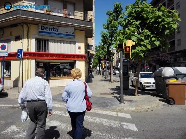Paetones con semáforo de peatones en rojo tuteorica.com