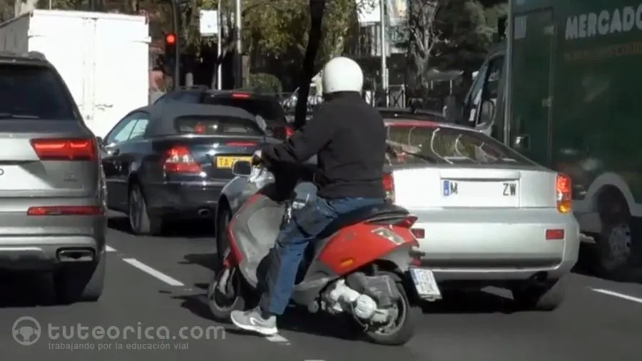 Zigzagueo de motocicletas entre el trafico de via urbana