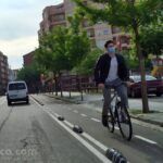 Ciclista sin casco por carril bici