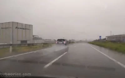 Película de agua tras vehiculo ☔