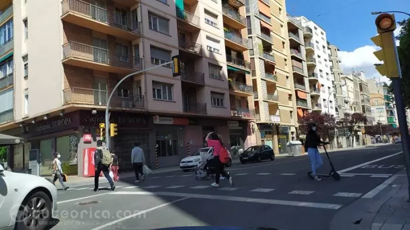 Peatones cruzando por paso de peatones
