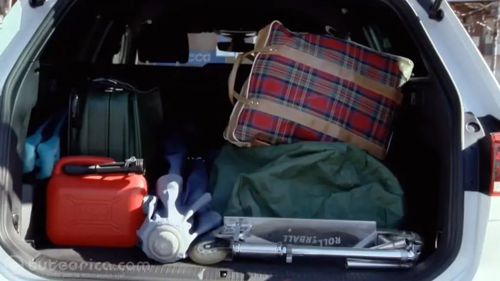 Colocar carga en maletero de coche