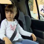 Menor con sistema de retencion infantil en asiento trasero del vehiculo