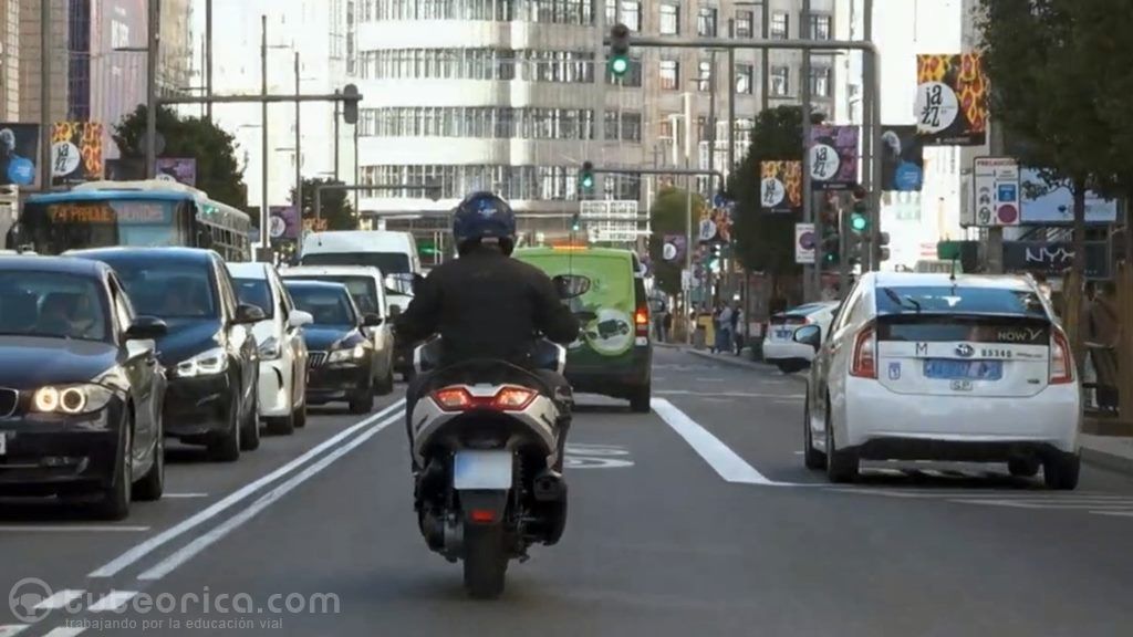 Motocicleta en via urbana