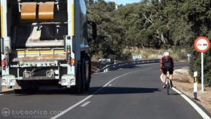 Adelantamiento de camion a ciclista en carretera