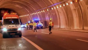 Emergencia en tunel con ambulancias y agentes